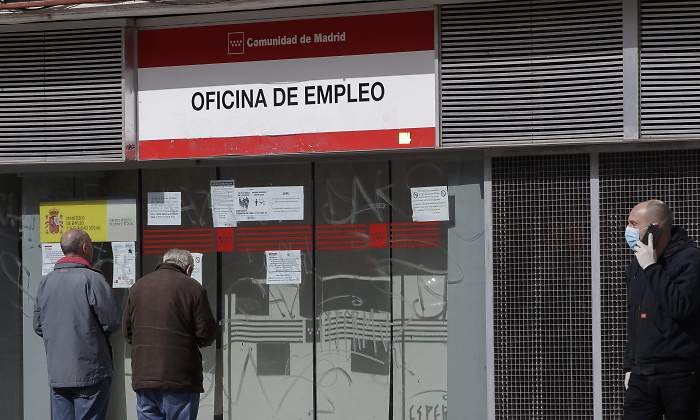 EuropaPress_2720305_dos_ancianos_leen_carteles_oficina_empleo_770x420.jpg