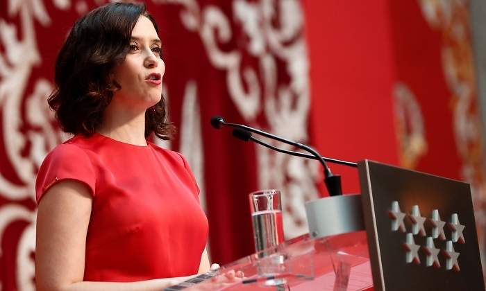 ayuso-microfonos-presidenta.jpg