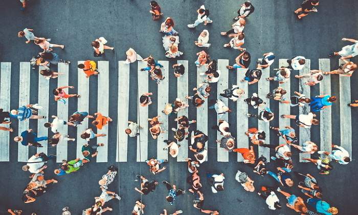 multitud-personas-paso-cebra-dreams.jpg
