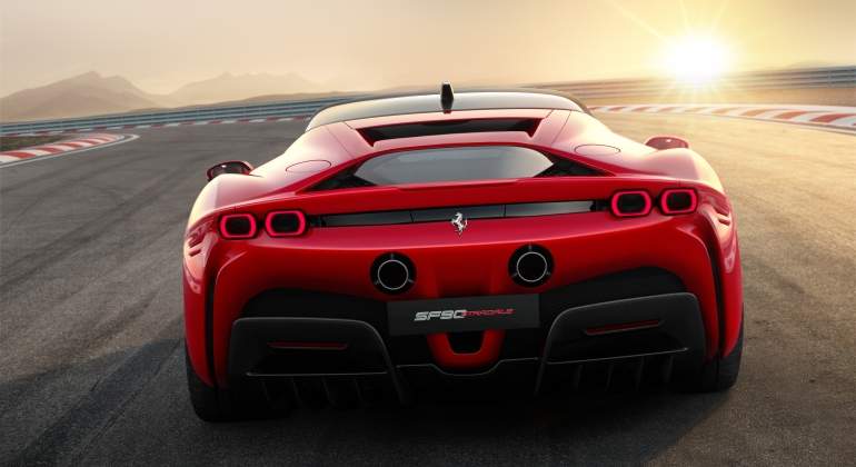 SF90 Stradale, el primer híbrido enchufable de Ferrari.