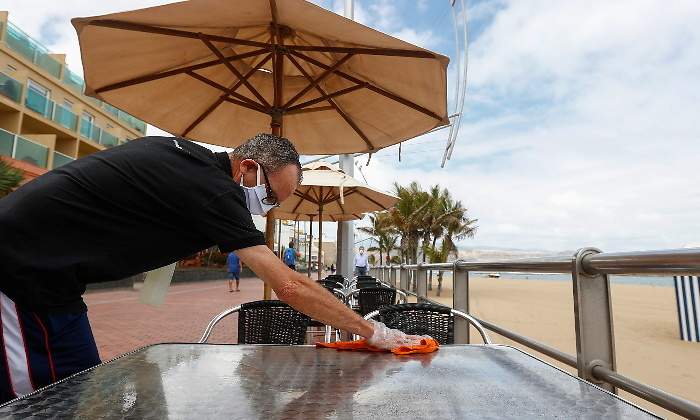 camarero-limpiando-mesa-mascarilla-coronavirus-playa-gran-canaria-reuters-770x420.jpg