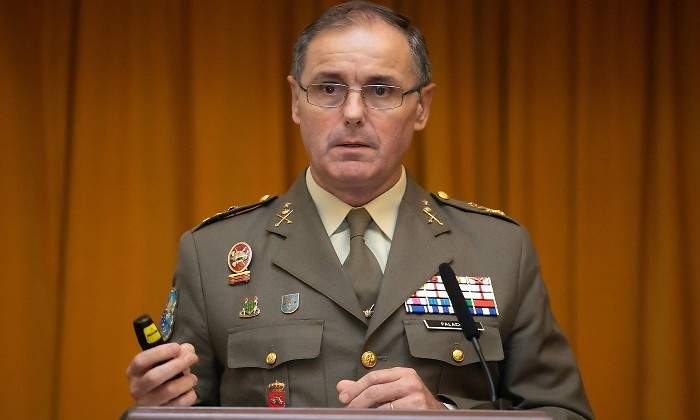 carlos-general.jpg