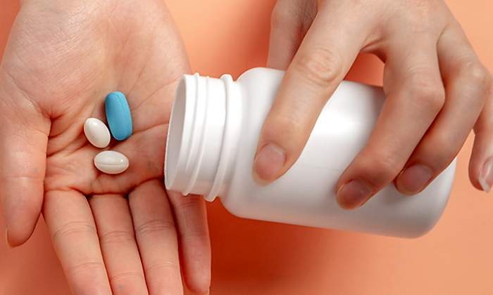 manos-pastillas-istock.jpg