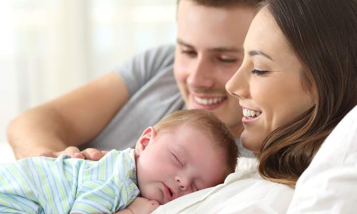 bebe-dormido-padres.jpg