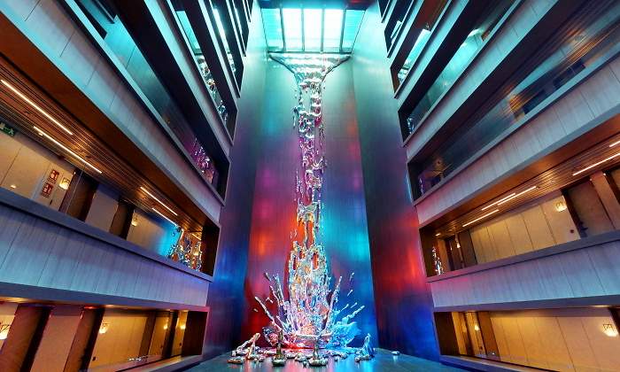 770x420-cascada-interior-obra-hotel-vp-plaza-espana-arco.jpg