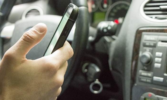 telefono-movil-coche-aplicacion-pixabay