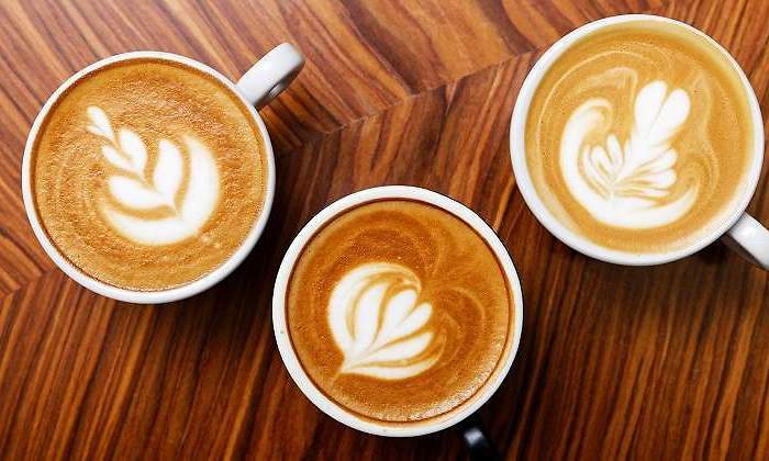 Tres-cafes-decorados-con-flores-iStock.jpg