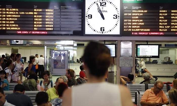 paneles-trenes-estacion-esperando-efe-770x420.jpg