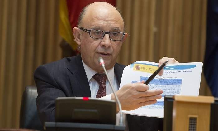 montoro-PGE2017-papeles-efe.jpg