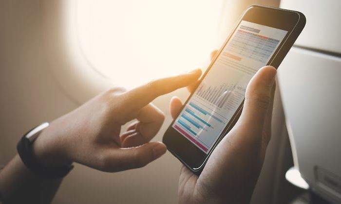 smartphone-negocios-avion-770-dreamstime.jpg