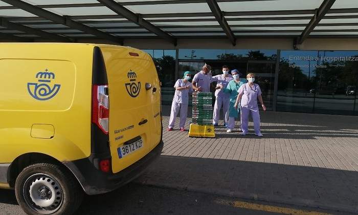 Personal-de-un-Hospital-en-Valencia-junto-a-la-furgoenta-de-Correos.jpg
