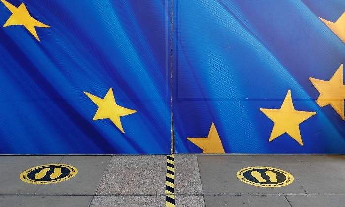 europa-pisadas-pegatinas-coronavirus-reuters.jpg