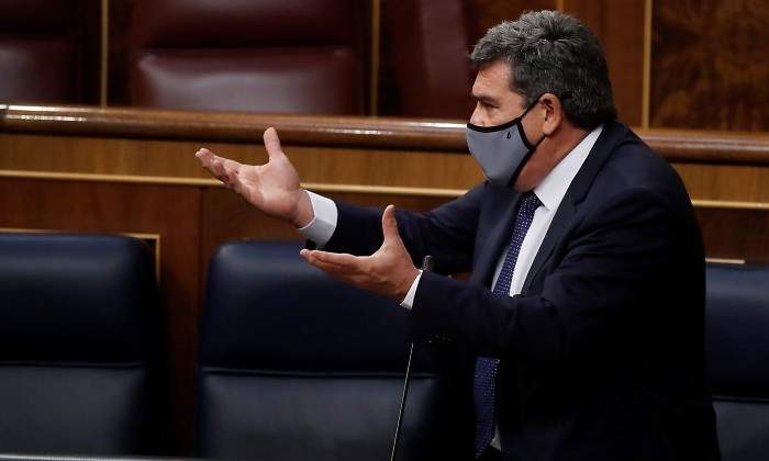 Escriva-mascarilla-congreso.jpg