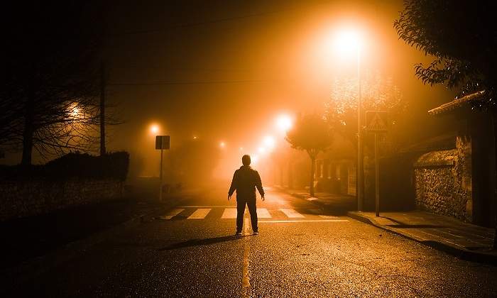 Un-hombre-en-medio-de-una-calle-de-noche-iStock.jpg
