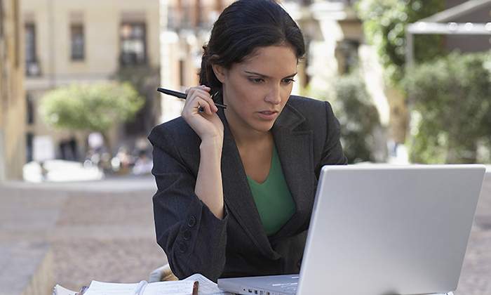 Mujer-eleborando-la-declaracion-Getty.jpg
