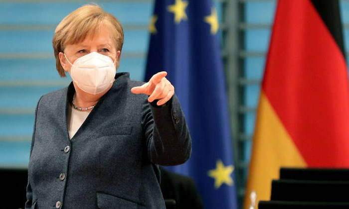 merkel-senala-dedo.jpg