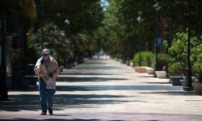 anciano-paseo-parque-malaga-getty.jpg