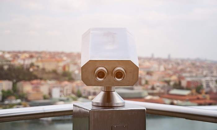 Vistor-apuntando-hacia-la-ciudad-iStock.jpg