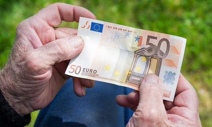 jubilado-billete-50euros-dreamstime.jpg