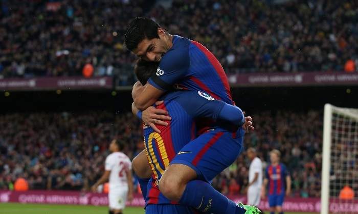 suarez-messi-abrazo-sevilla-reuters.jpg