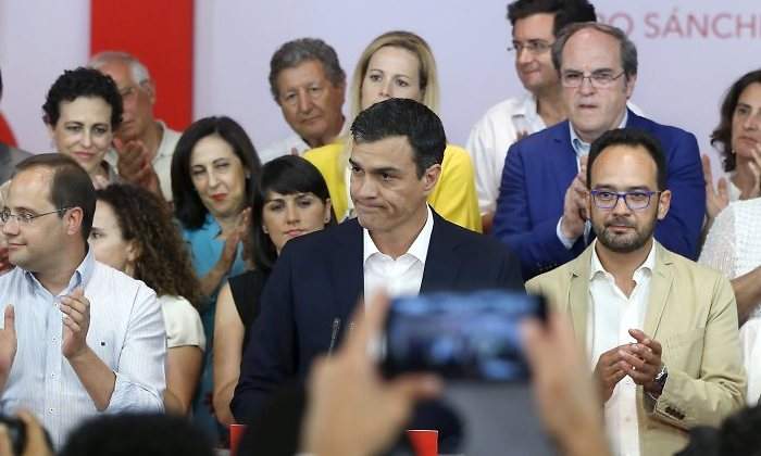 pedrosanchez-derrotado-luena-hernando-efe.jpg