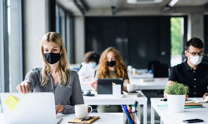 oficina-mascarillas-istock.jpg