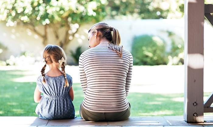 Una-madre-y-una-hija-sentadas-en-unas-escaleras-iStock.jpg
