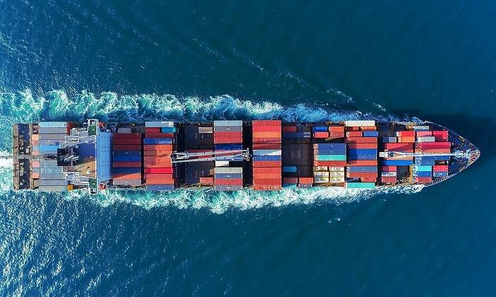 Un-barco-lleno-de-mercancia-navegando-por-el-mar-iStock.jpg