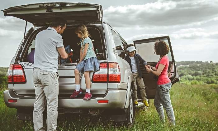 familia-coche-campo-dreasmtime.jpg