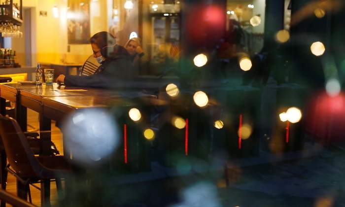 coronavirus-navidad-cafeteria-vacia-reuters.jpg