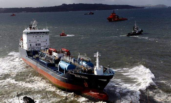 carguero-blue-star-encallado-galicia-efe.jpg