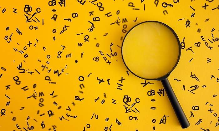 Una-lupa-sobre-muchas-letras-sueltas-iStock.jpg