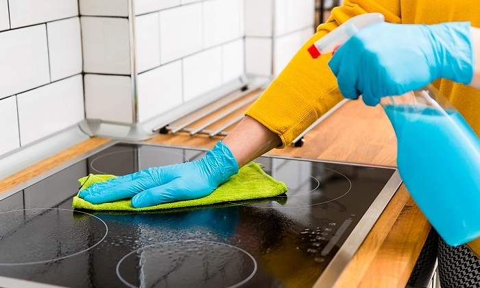 Una-persona-limpiando-la-vitroceramica-iStock.jpg