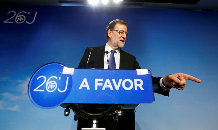 rajoy-senala-27J-efe.jpg