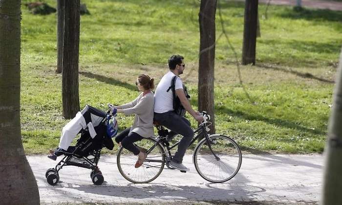 padre-madre-carrito-bebe-familia-efe-770x420.jpg