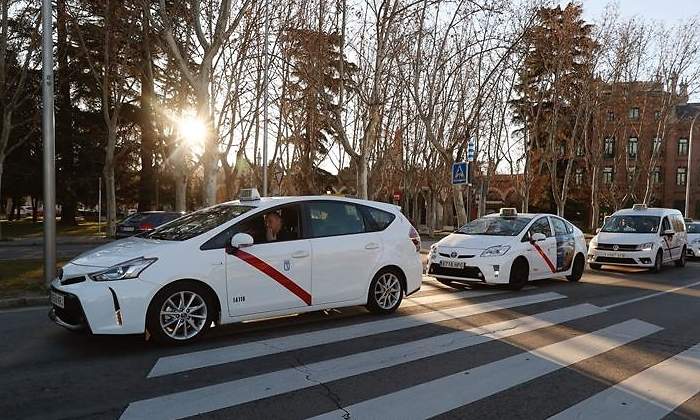 taxis-fila-carretera-sol.jpg