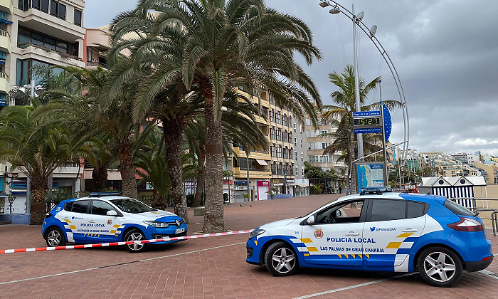 Patrullas de polica en una playa de Las Palmas de Gran Canaria