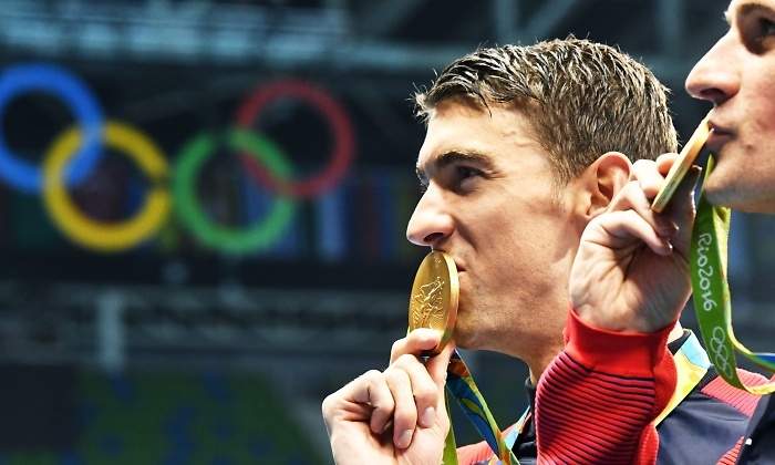 Phelps-beso-medalla-2016-efe.jpg