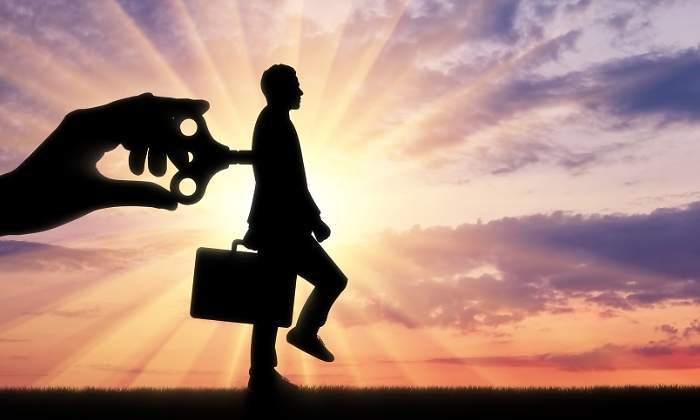 trabajador-cuerda-sombras-atardecer.jpg