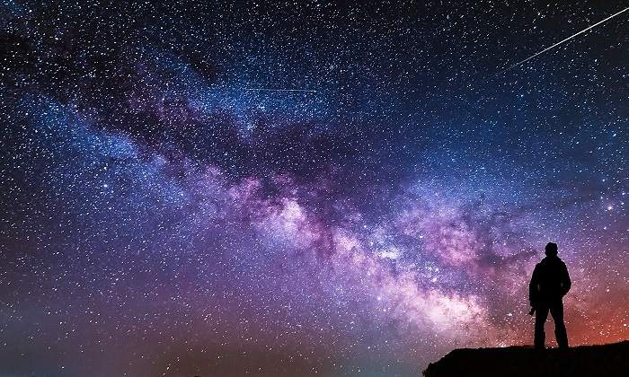 Un--hombre-mirando-la-via-lactea-iStock.jpg