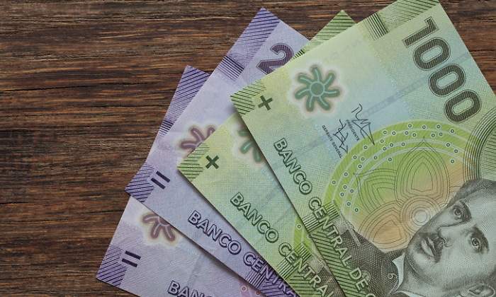 Billetes de pesos chilenos sobre una mesa