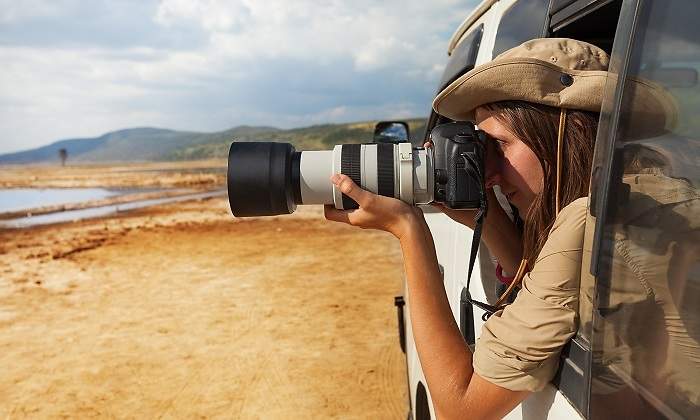 Mujer-fotografiando-desde-un-coche-iStock.jpg