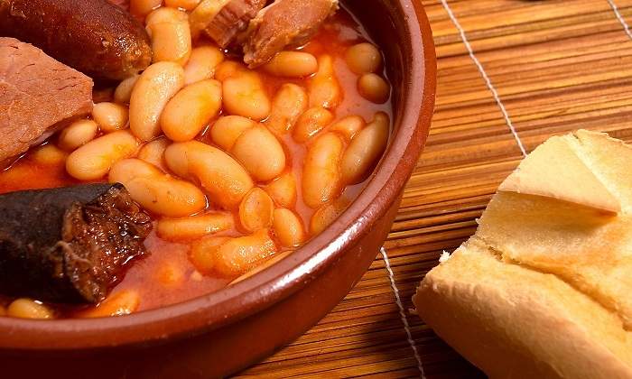 Plato-de-fabada-asturiana-con-un-poco-de-pan-iStock.jpg