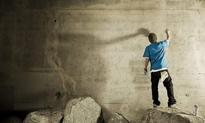 Una-persona-pintando-sobre-la-pared-iStock.jpg