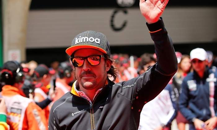alonso-2018-china-saluda-reuters.jpg
