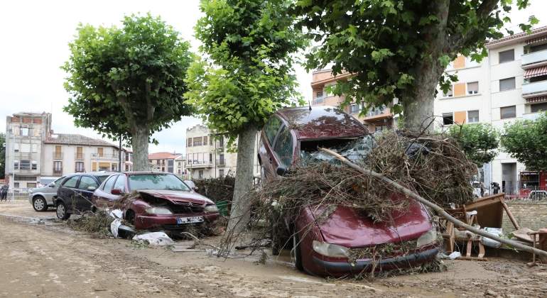 Coches arrastrados por la riada.