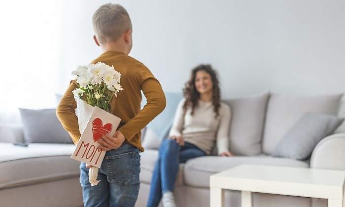 Nino-con-regalos-para-su-madre-iStock.jpg