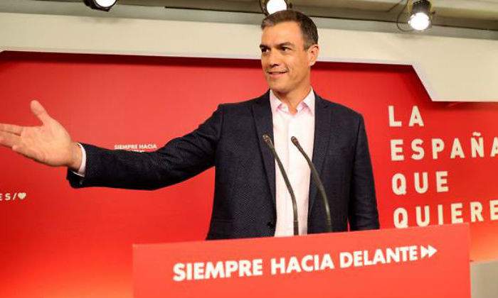 sanchez-pedro-mano-elecciones-efe.jpg