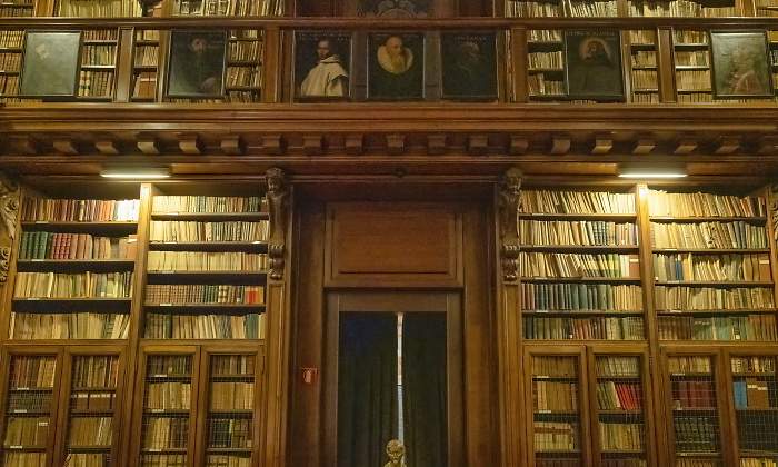 biblioteca-dreamstime.jpg