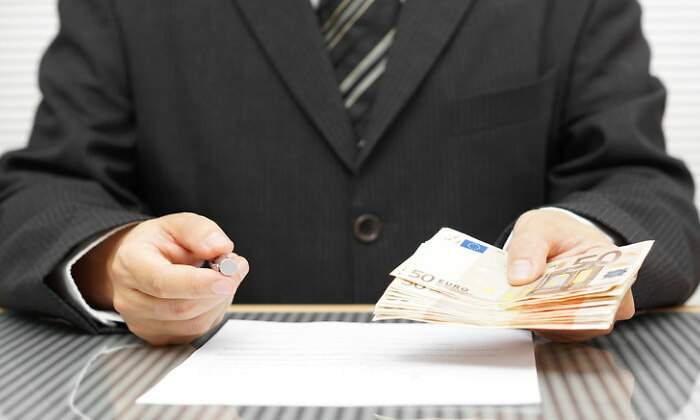 sueldo-contrato-dinero-salario-billetes-firmar-770-dreamstime.jpg